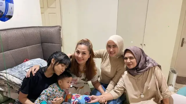 6 Potret Fuji Bareng Selebriti Tanah Air, Dapat Banyak Dukungan
