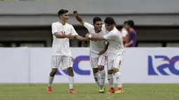 Striker Timnas Iran U-19, Ali Sobhani, merayakan gol yang dicetaknya ke gawang Timnas Indonesia U-19 pada laga uji coba di Stadion Patriot Chandrabhaga, Bekasi, Sabtu (7/9). Indonesia kalah 2-4 atas Iran. (Bola.com/Yoppy Renato)