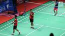 Ganda putra Indonesia, Ricky Karandasuwardi/Angga Pratama merayakan poin saat lawan He Jiting/Tan Qiang (China) pada 32 besar Indonesia Open 2018 di Istora GBK, Jakarta, Rabu (4/7). Ricky/Angga unggul 16-21, 21-17, 26-24. (Liputan6.com/Helmi Fithriansyah)