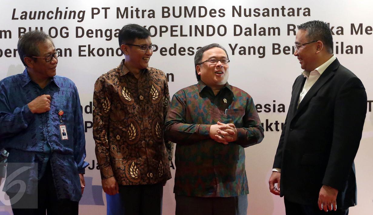 Menteri PPN/Bappenas Bambang Brodjonegoro (kedua kanan) berbincang dengan Menteri PDT Eko Sandjojo (kanan) usai menyaksikan Nota Kesepahaman dengan berbagai mitra strategis di Jakarta, Kamis (27/4). (Liputan6.com/Johan Tallo)