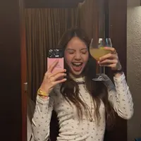 Lisa BLACKPINK kembali membuktikan bahwa gaya liburan santai pun bisa terlihat sangat fashionable. [@lalalalisa_m].