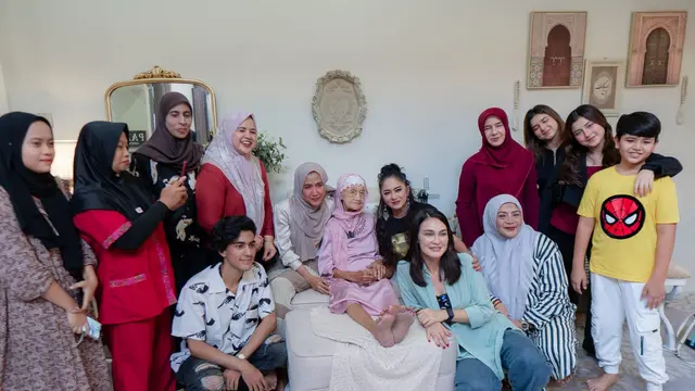 Luna Maya dan Sally Marcelina bertemu penonton tertua film Suzzanna Malam Jumat Kliwon yang berusia 100 tahun lebih, di Jakarta, Selasa, 8 Agustus 2023. (Foto: Dok. Soraya Intercine Films)