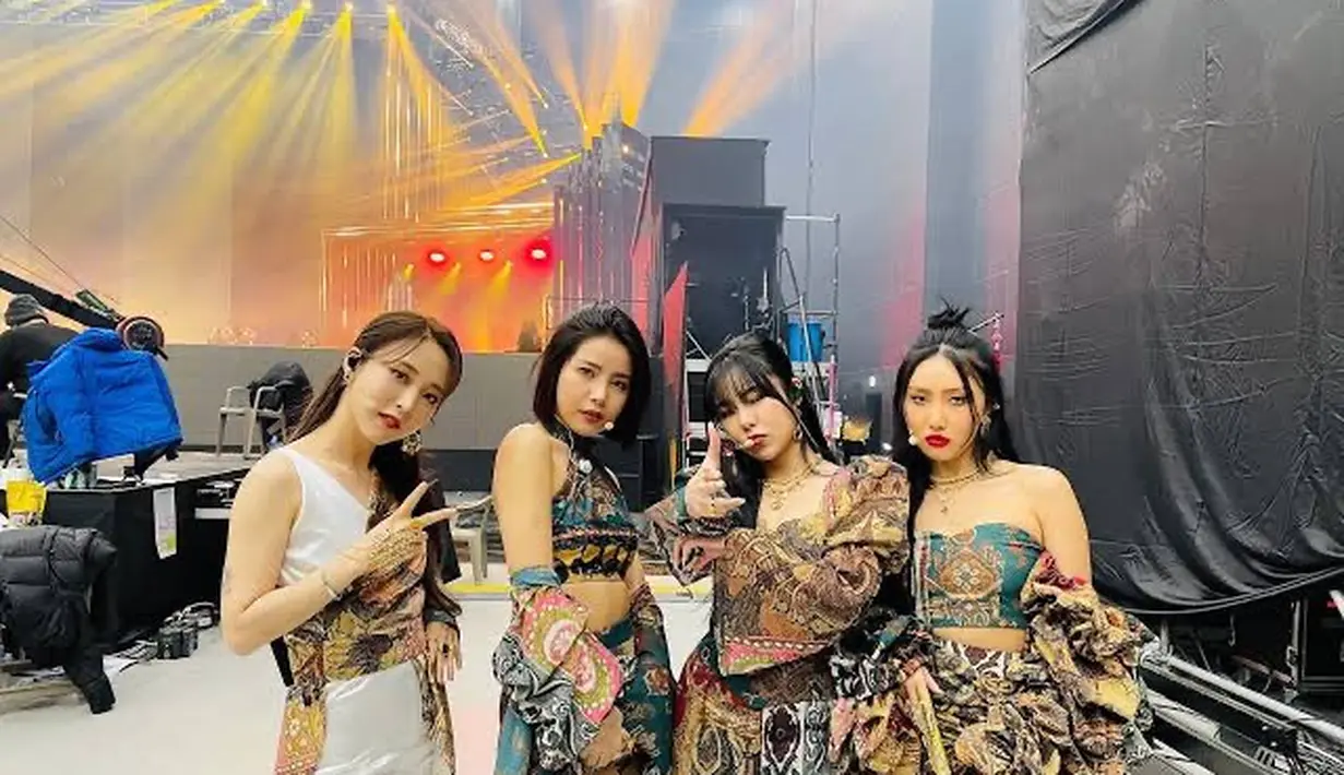 Personil Mamamoo tampil dengan batik yang distyling menjadi berbagai model yang unik dan kreatif. [Twitter/@ddongbyullie]