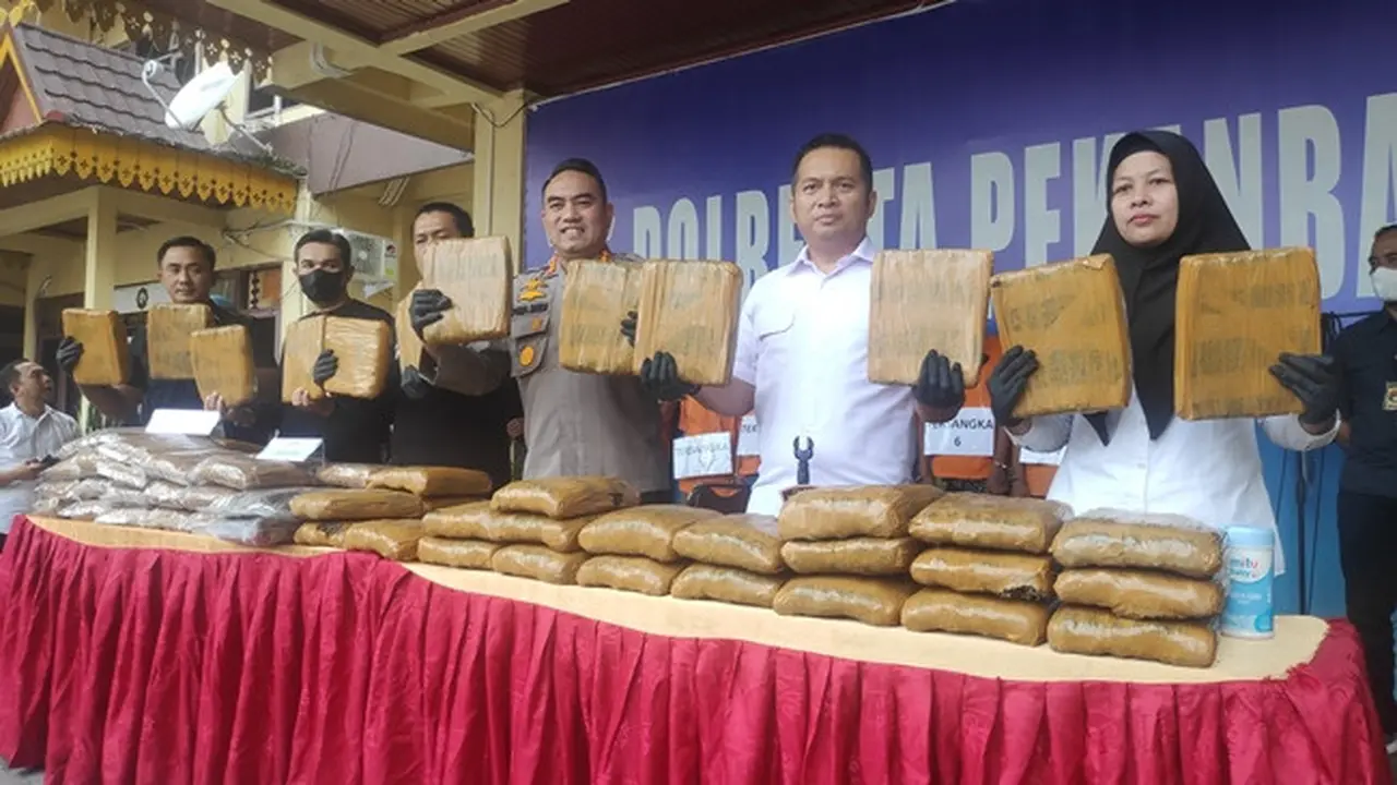 Konferensi pers pengungkapan 73 kilogram daun ganja kering di Polresta Pekanbaru.