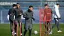 Penyerang Paris Saint-Germain (PSG)  Lionel Messi berlari selama sesi latihan di tempat latihan klub Camp des Loges di Saint-Germain-en-Laye pada 14 Februari 2022. PSG akan menjamu Real Madrid pada leg pertama babak 16 besar Liga Champions, Rabu 16 Februari 2022. (FRANCK FIFE/AFP)