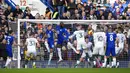 Pemain Plymouth Argyle Macaulay Gillesphey (tengah) mencoba menyundul bola untuk mencetak gol ke gawang Chelsea pada putaran keempat Piala FA di Stadion Stamford Bridge, London, Inggris, 5 Februari 2022. Chelsea menang 2-1. (AP Photo/Matt Dunham)