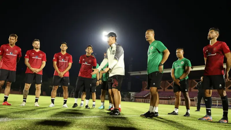Para pemain timnas berlatih di Stadion Thor Surabaya jelang lawan Turkmenistan. (Istimewa)