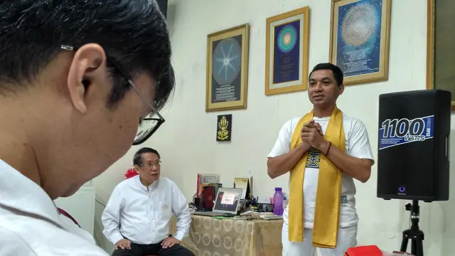 Bernardus Prasodjo bersama penyembuh prana dalam sebuah sesi usai meditasi.