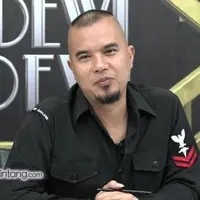 Awalnya masyarakat digegerkan dengan curahan hati Mulan Jameela kepada Deddy Corbuzier. Ahmad Dhani pun tak mau kalah. Ia ikut mencurahkan isi hatinya kepada Deddy. Seperti apa hubungan Dhani dan Mulan di dalam rumah?