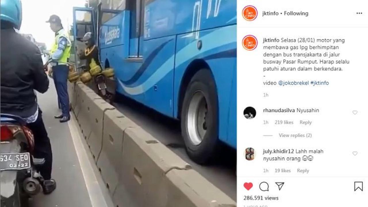 Kocaknya Pemotor Bawa Gas Melon Ini Kejepit Transjakarta (@jktinfo)