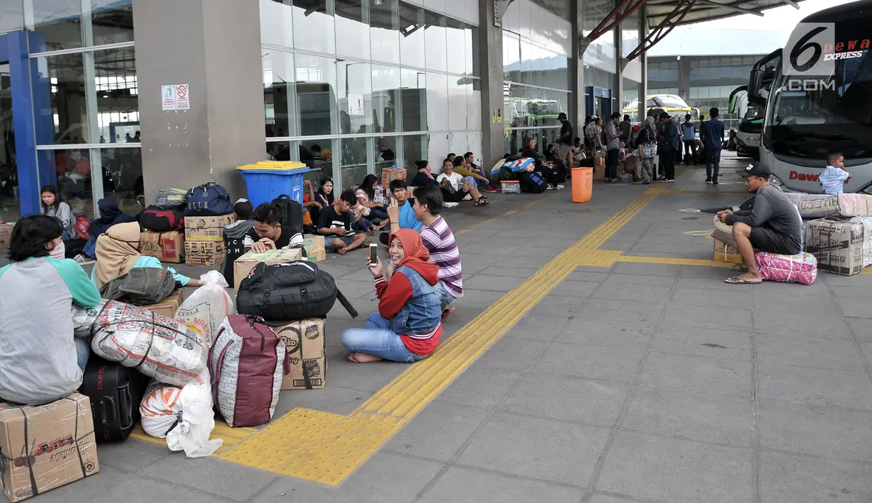 Suasana saat penumpang menunggu bus di Terminal Pulo Gebang, Jakarta, Minggu (3/6). Meski Hari Raya Idul Fitri masih 12 hari lagi, para pemudik mulai terlihat memenuhi Terminal Pulo Gebang. (Merdeka.com/Iqbal Nugroho)