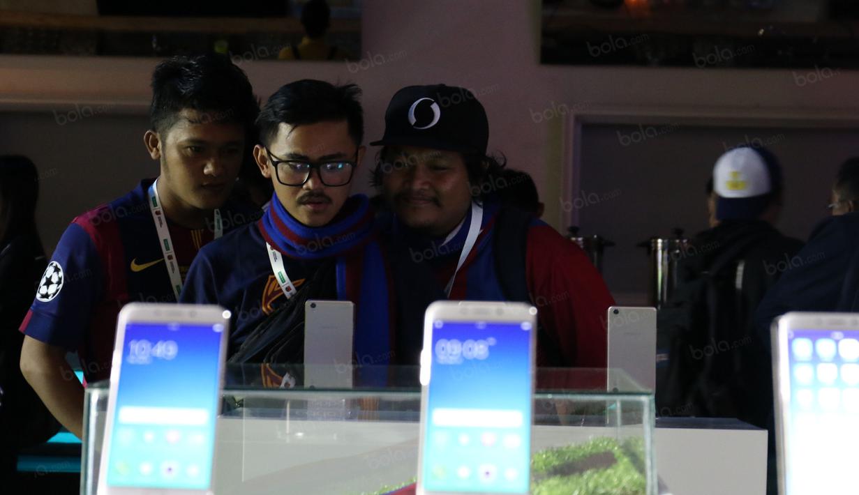 Fans FC Barcelona dari komunitas Indo Barca pada acara peluncuran Oppo smartphone F1 plus FCB Edition di Kawasan SCBD, Jakarta, Kamis (21/7/2016). (Bola.com/Nicklas Hanoatubun)