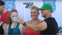 Artis Ini Pecahkan Rekor Dunia Selfie Terbanyak