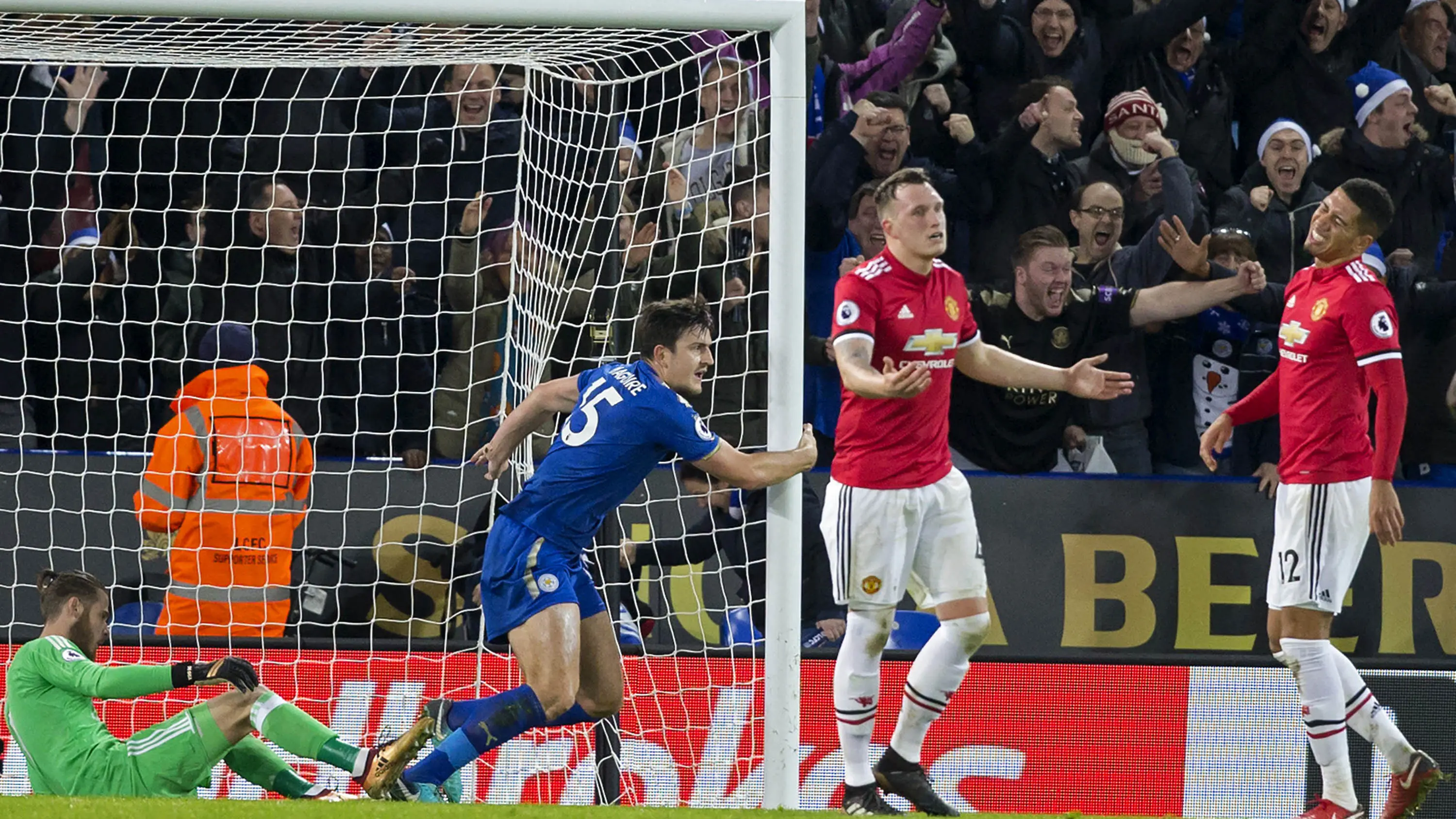 Bek Leicester City, Harry Maguire, melakukan selebrasi usai membobol gawang Manchester United pada laga Premier League di Stadion King Power, Minggu (24/12/2017). Kedua tim bermain imbang 2-2. (AFP/Roland Harrison)