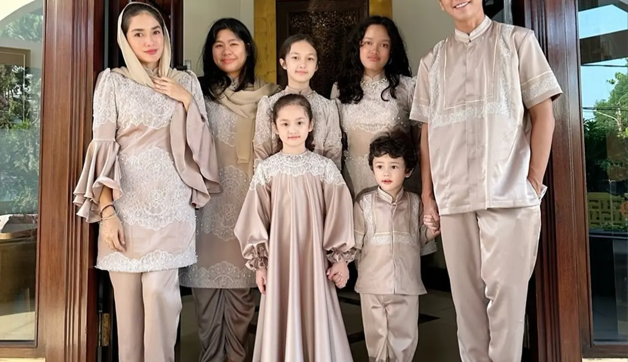 Keluarga Ussy Sulistyawati kenakan busana cokelat satin sebagai seragam Idul Adha. Sentuhan renda di beberapa bagian mempermanis tampilan busana [@ussypratama]