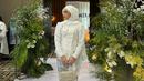 Penampilannya manglingi dan tak kalah memesona dari Salma Salsabil sang pengantin, diketahui nama Nabila Taqiyyah sampai trending di X (Twitter) beberapa waktu lalu. Berbeda dengan warna kebaya yang dikenakannya, penyanyi berusia 19 tahun ini meneteng tas warna cokelat dengan aksen pita dan memakai heels warna silver yang warnanya senada dengan kain batiknya. (Liputan6.com/IG/@nabilataqiyyah)