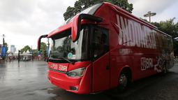 Sebuah bus baru yang akan menjadi sarana transportasi Timnas Indonesia diperkenalkan jelang laga FIFA Matchday melawan Timnas Argentina di Stadion Utama Gelora Bung Karno, Jakarta, Minggu (18/6/2023). Pemberian bus baru untuk Timnas Indonesia dilakukan Bank BRI sebagai komitmen mendukung perkembangan sepak bola nasional. (Bola.com/Bagaskara Lazuardi)
