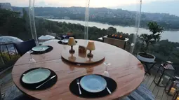 Foto yang diabadikan pada 16 Juni 2020 ini menunjukkan pemandangan yang dapat dinikmati dari zona aman di sebuah restoran di Istanbul, Turki. Sebuah restoran kelas atas di Sutluce, suatu kawasan di sisi Eropa Kota Istanbul, membuat pelanggannya merasa tenang di dalam zona aman. (Xinhua/Osman Orsal)