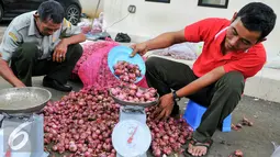 Petugas menimbang bawang merah yang akan dijual, Jakarta, Kamis (26/5/2016). Kementerian Pertanian menggelar pasar murah dengan menjual bawang merah dengan harga Rp 25.000/kg. (Liputan6.com/Yoppy Renato)