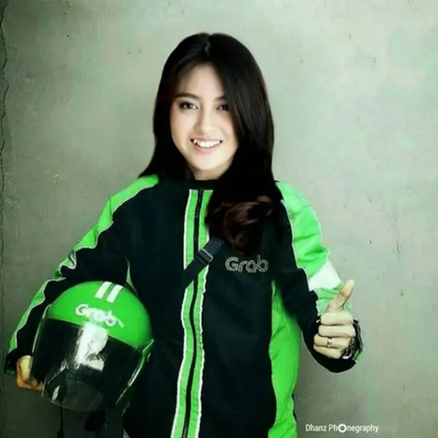 6 Editan Foto Artis Cewek Jadi Driver Ojek Online Ini Bikin Ngakak