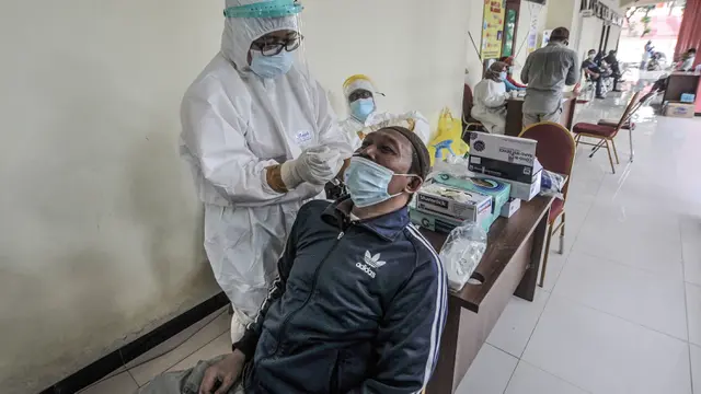 Pemkot Jakarta Timur menggelar tes Covid-19 gratis