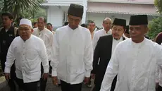  Gubernur DKI Jakarta, Joko Widodo memilih kembali ke Jakarta untuk menjalankan Salat Idul Fitri (Liputan6.com/Herman Zakharia)