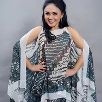 Sebagai perempuan Indonesia, Yuni Shara pun pastinya juga bangga saat mengenakan busana berotif batik. Coba lihat, wajahnya begitu sumringah dengan balutan kain batik di tubuhnya. (Instagram/yunishara36)