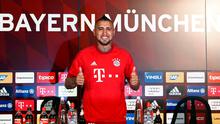 Arturo Vidal memberikan acungan jempol ketika memakai jersey Bayern Muenchen di Allianz Arena, Muenchen, Jerman (28/7/2015). Bayern Muenchen resmi mengontrak Vidal dengan kontrak selama empat musim. (REUTERS/Michaela REHL)