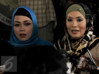 Artis Elma Theana didampingi kuasa hukumnya, Ina Rahman, mendatangi Polda Metro Jaya, Jakarta, Kamis (8/9). Kedatangan Elma Theana guna memenuhi panggilan penyidik sebagai saksi kasus kepemilikan senjata api Gatot Brajamusti. (Liputan6.com/Yoppy Renato)