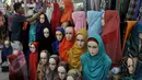 Pedagang menata busana muslim yang dijual di salah satu pusat perbelanjaan di Jakarta, Rabu (3/6/2015). Jelang memasuki bulan suci Ramadan, warga mulai ramai berburu busana muslim. (Liputan6.com/Johan Tallo)