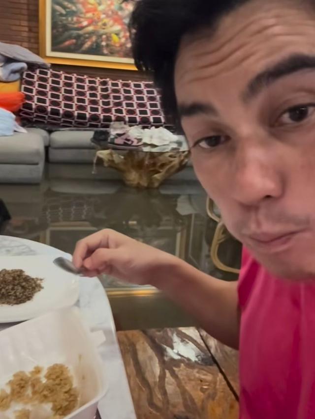 Rumah kebanjiran Baim Wong tetap menyantap makanannya. (credit:instagram.com/baimwong)