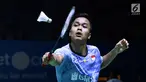 Tunggal putra Indonesia, Anthony Sinisuka Ginting mengembalikan kok ke pebulu tangkis Belanda, Mark Caljouw pada babak 32 besar Indonesia Open 2018, Istora GBK, Jakarta, Rabu (4/7). Anthony menang 21-9, 21-17. (Liputan6.com/Helmi Fithriansyah)