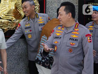 Kapolri Jenderal Listyo Sigit Prabowo (kanan) bersama Menteri Kehutanan Raja Juli Antoni sesaat sebelum memberi keterangan di Mabes Polri, Jakarta, Senin (4/11/2024). (Liputan6.com/Angga Yuniar)