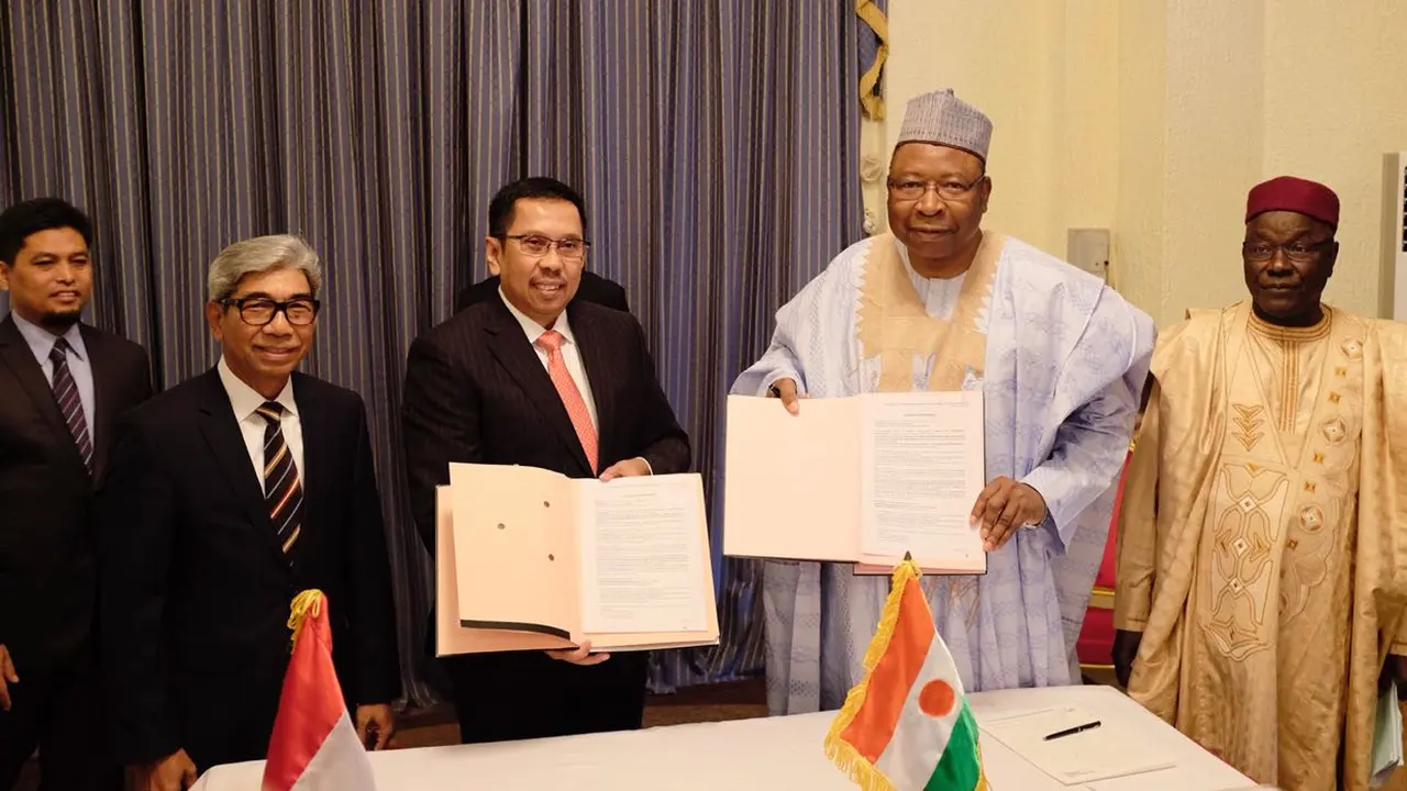 Penandatanganan kontrak pengerjaan proyek renovasi Istana Presiden Niger oleh Direktur Operasional III WIKA, Destiawan dan Kepala Kabinet Niger, Ouhoumoudou Mahamadou (9/8/2018) (sumber: Kemlu RI)