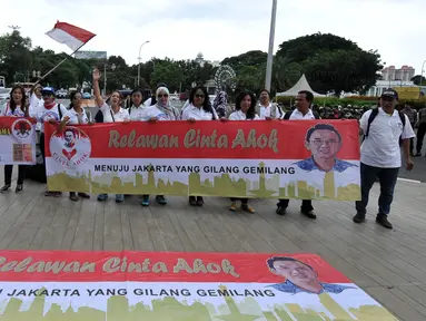Puluhan Masyarakat mendeklarasikan kegiatan "Relawan Cinta Ahok" di Taman Pandang, Jakarta (17/9). Dalam kegiatan tersebut mereka mendukung dan berharap Gubernur Basuki T Purnama kembali mencalonkan diri pada Pilkada 2017-2022. (Liputan6.com/Johan Tallo)