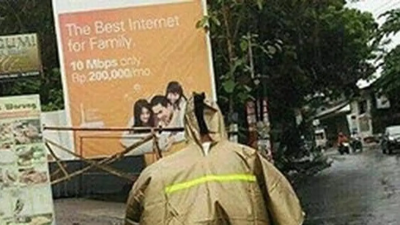 6 Potret Jas Hujan Paling Anti-Mainstream, Siap Jadi Sorotan di Jalan