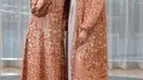 Meski tak sedarah, Maia Estianty dan Tissa Biani seperti ibu dan anak yang kompak. Keduanya serasi mengenakan gamis warna orange bermotif floral. [@geulis.id]