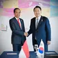 Presiden Joko Widodo menggelar pertemuan dengan Presiden Republik Korea Yoon Suk Yeol, di Hotel Grand Prince, Hiroshima, Jepang, pada Minggu, (21/5/2023). (Foto: Sekretariat Presiden)