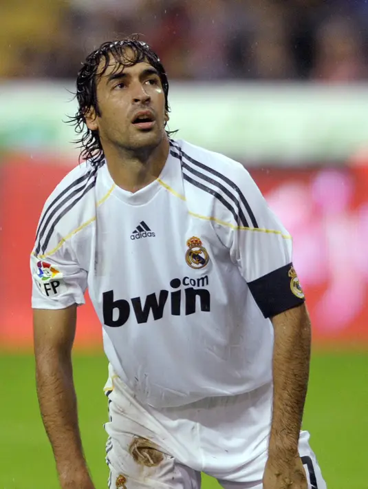 7. Raul Gonzalez - Pangeran Real Madrid yang selalu tampil bersinar di setiap musim. Namun kesialan menimpa Raul saat gagal membawa Spanyol menjadi juara Piala Dunia. (AFP/Miguel Riopa)