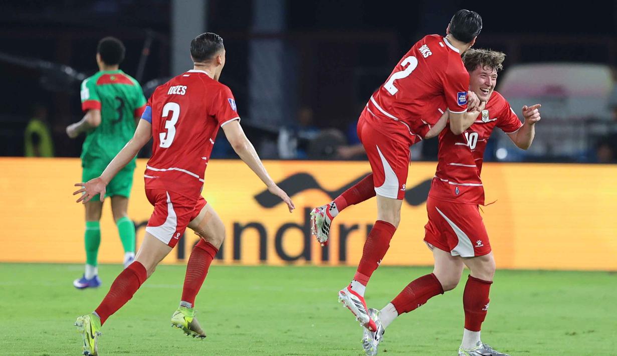 Pada menit ke-53, Ole Romeny menambah keunggulan menjadi 3-0. Tampak dalam foto, pemain Timnas Indonesia, Ole Romeny (kanan) merayakan golnya bersama Kevin Diks dan Jay Idzes saat melawan Saint Kitts and Nevis pada ajang FIFA Series 2026 di Stadion Utama Gelora Bung Karno (SUGBK), Jumat (27/3/2026) malam WIB. (Bola.com/M. Iqbal Ichsan)