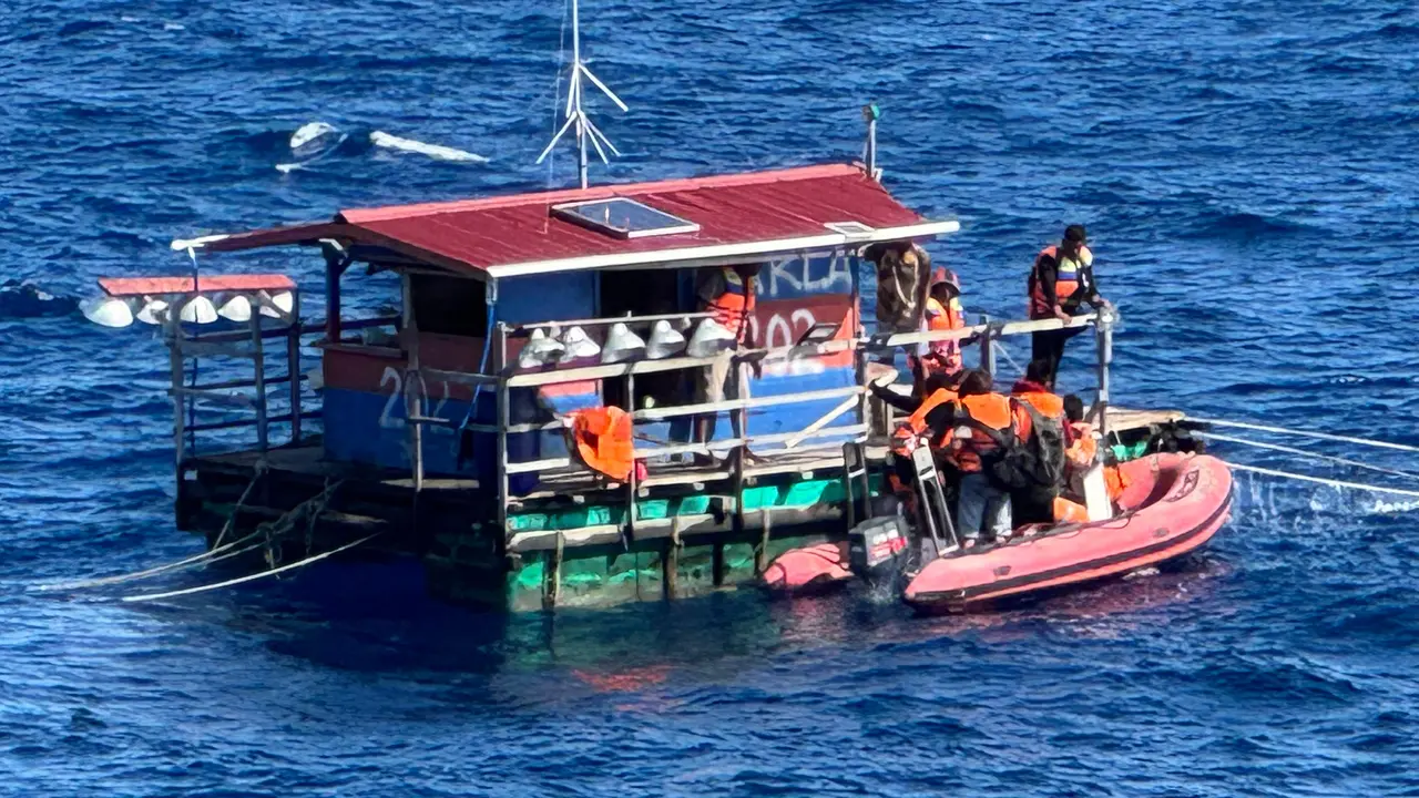 Evakuasi 21 ABK di laut Maulu Utara