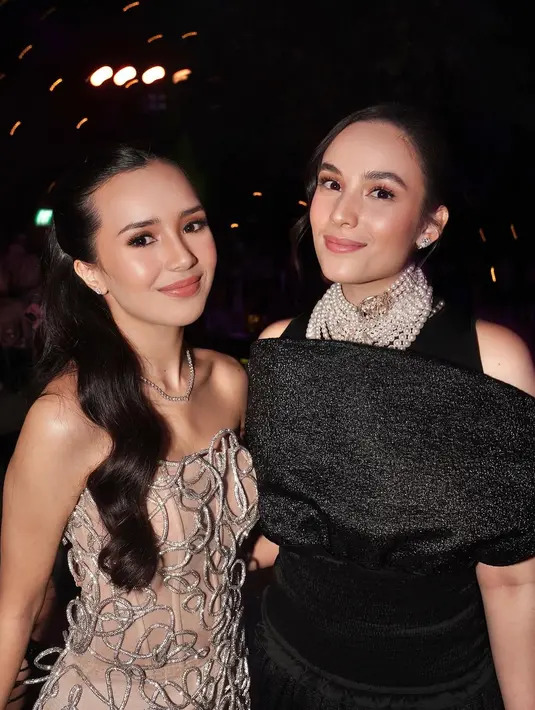Chelsea Islan memancarkan pesona old Hollywood dalam balutan shimmer dress hitam dipadukan dengan kalung mutiara sebagai statement aksesori. [@bebytsabina].