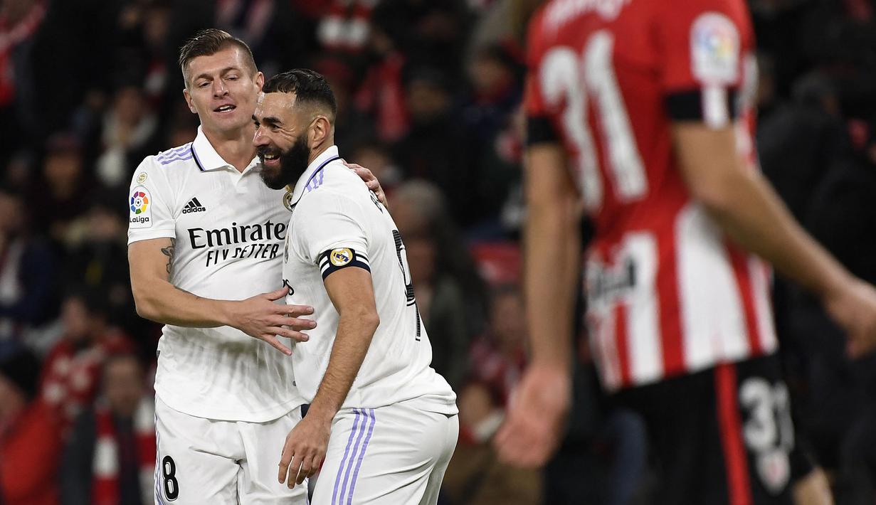 Pemain Real Madrid, Karim Benzema (kanan) melakukan selebrasi bersama rekannya, Toni Kroos setelah mencetak gol ke gawang Athletic Bilbao pada laga lanjutan Liga Spanyol 2022/2023 di Stadion San Mames stadium, Bilbao, 22 Januari 2023. (AFP/Ander Gillenea)