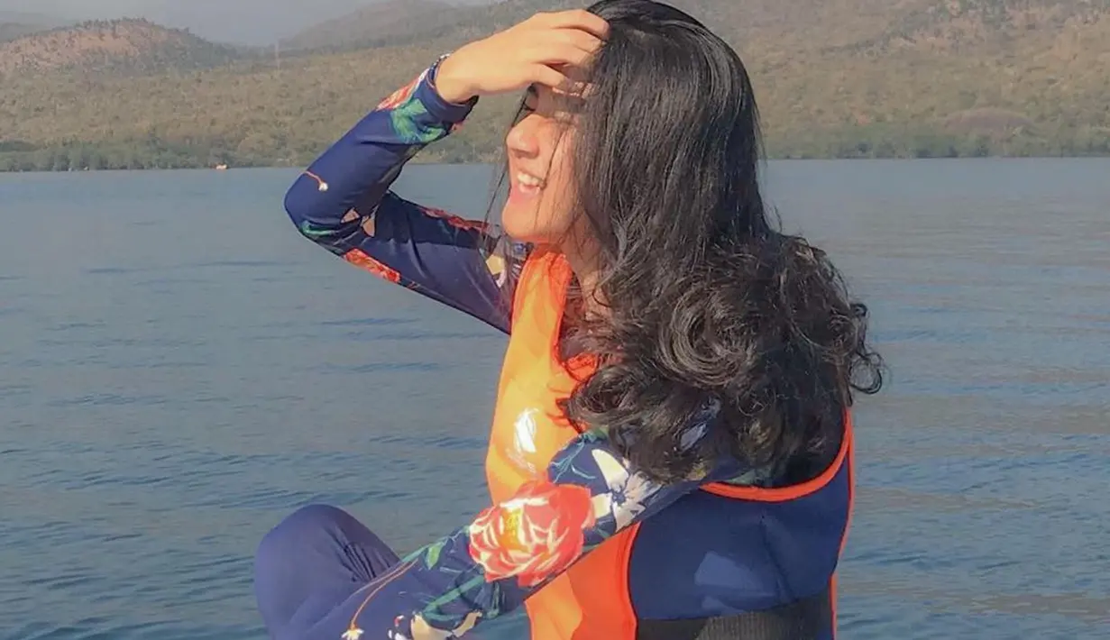 Apalagi saat Juara I Putri Kartini Photogenic 2019 di Malang bergaya candid seperti ini saat liburan. Dengan tersenyum manis, Keisya semakin terlihat semakin menawan saja penampilannya. (Liputan6.com/IG/@keisyalevronka)