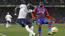 Striker Liverpool, Sadio Mane, berusaha mengirim umpan saat melawan Crystal Palace pada laga Premier League di Stadion Selhurst Park, London, Sabtu (23/11). Palace kalah 1-2 dari Liverpool. (AFP/Ian Kington)