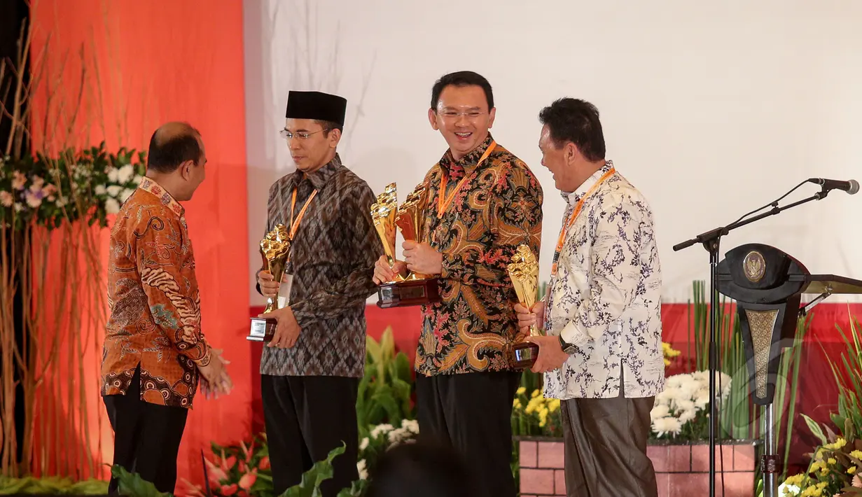 Di acara Musyawarah Perencanaan Pembangunan Nasional (Musrenbangnas) Gubernur DKI Jakarta Basuki Tjahaja Purnama (Ahok) memboyong 2 piala, Jakarta, Rabu (29/4/2015). (Liputan6.com/Faizal Fanani)