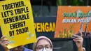 Para aktivis lingkungan tersebut juga mendesak pemerintah mengambil peran kepemimpinan di forum global secara aktif dengan menghadiri dan terlibat dalam Konferensi Pertama tentang Transisi dari Bahan Bakar Fosil (First Conference on Transitioning Away from Fossil Fuels - TAFF) yang berlangsung di Santa Marta, Kolombia, pada 24-29 April 2026 mendatang. Tampak dalam foto, aktivis lingkungan menggelar aksi unjuk rasa mendesak pemerintah Indonesia untuk menunjukkan komitmen terhadap transisi dari bahan bakar fosil di depan kantor Kementerian Energi dan Sumber Daya Mineral (ESDM), Jakarta, Rabu 22 April 2026. (BAY ISMOYO/AFP)