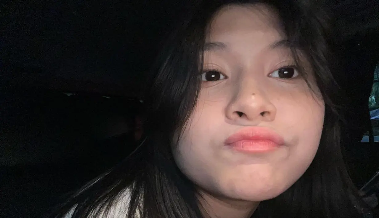 Seperti remaja seusianya, Nasha mulai mencoba mengenakan makeup. Kecantikannya pun mulai terpancar. [Instagram.com/nasha.anaya]