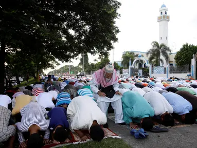 Warga muslim Filipina melaksanakan Salat Idul Adha di jalan di halaman masjid kota Taguig, Metro Manila, Filipina, Senin (12/9).  (REUTERS / Czar Dancel)