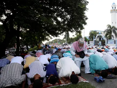 Warga muslim Filipina melaksanakan Salat Idul Adha di jalan di halaman masjid kota Taguig, Metro Manila, Filipina, Senin (12/9).  (REUTERS / Czar Dancel)